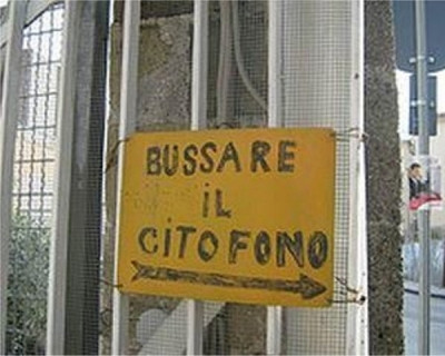 Cartello: bussare il citofono