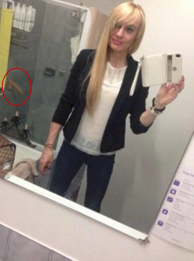 Si scatta il selfie in bagno, e si vede il cazzo finto nella doccia