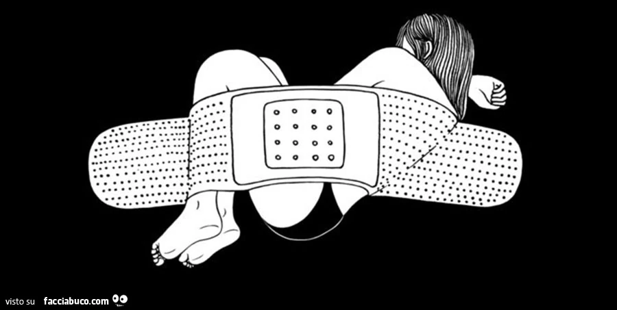 Ragazza coperta da cerotto enorme