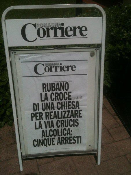 Rubano la croce di una chiesa per realizzare la via crucis alcolica: cinque arresti