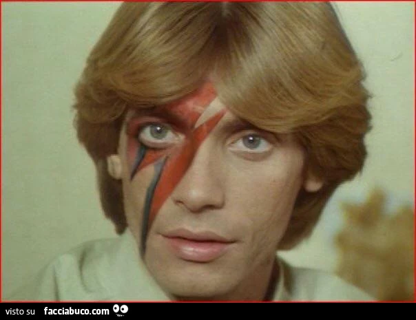 David Bowie con il fulmine rosso sul volto - Facciabuco.com