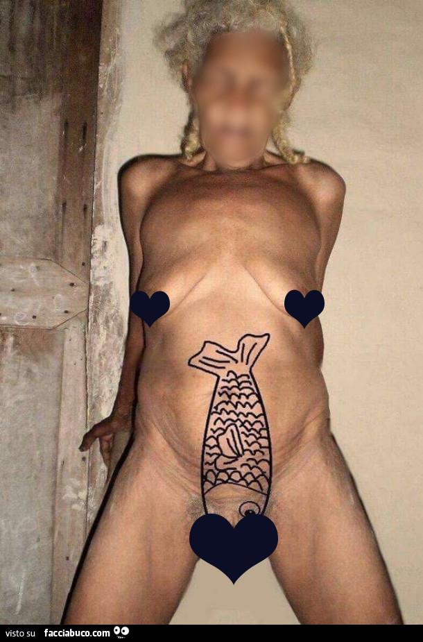 Vecchia donna nuda con pesce disegnato