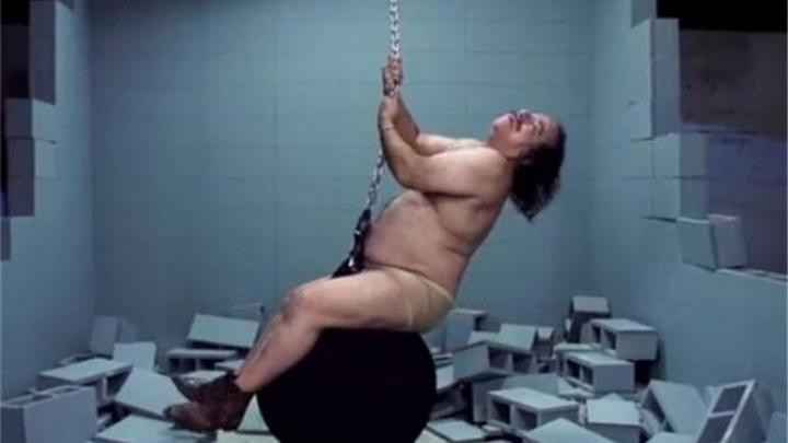 Ciccione nudo sulla palla gigante della demolizione