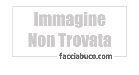 È così pazza che ti risponde male, poi bene, poi non ti risponde, poi è dolce, poi è acida, un minuto prima ti bacia e un attimo dopo scappa da te