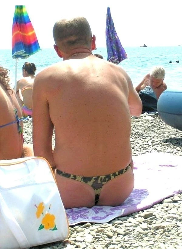 Uomo al mare con il tanga