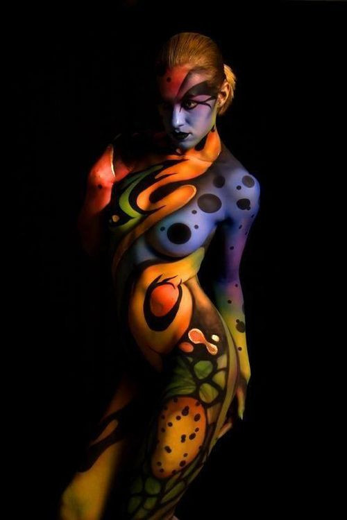 Donna nuda con il corpo dipinto