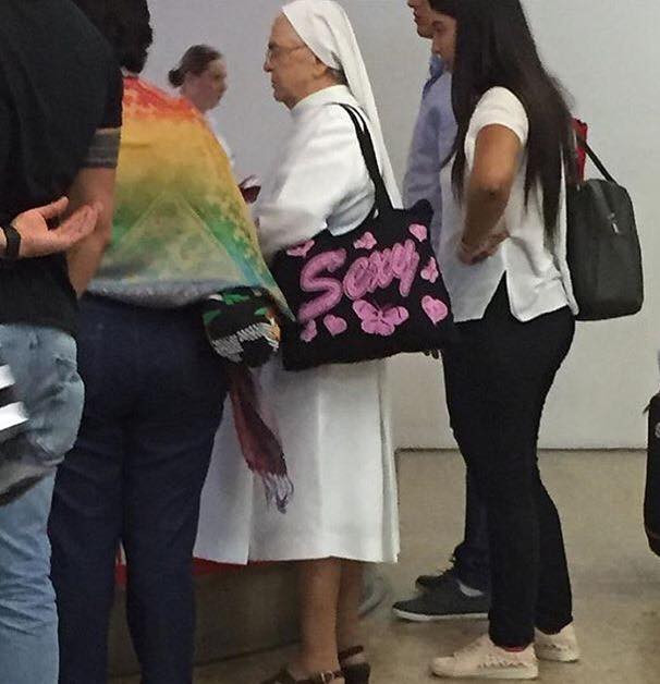 Suora con una borsa con la scritta sexy