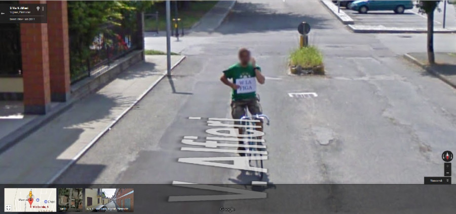 In bici su streetview con il cartello viva la figa