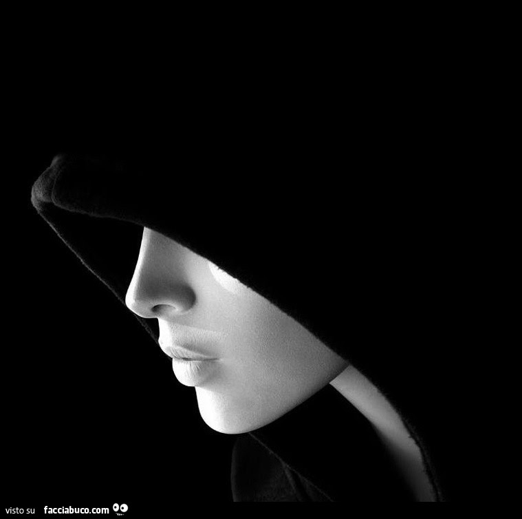 Ragazza incappucciata