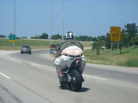 Ciccione sulla moto con il culo fuori dal pantalone