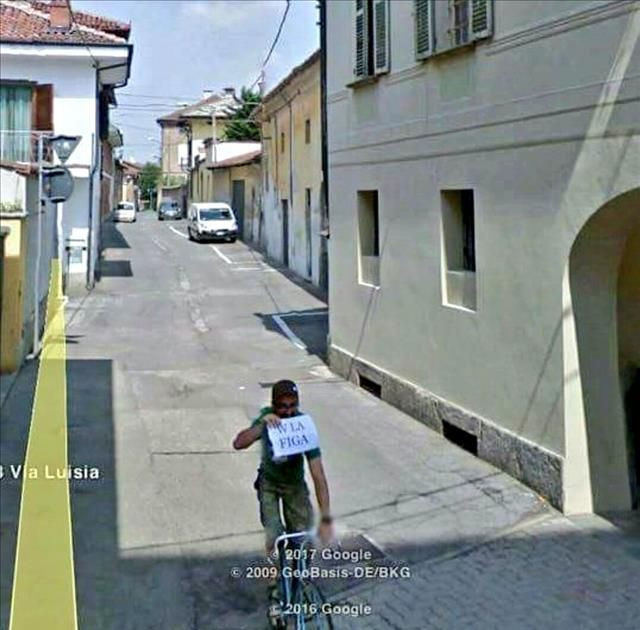 Su street view con il cartello w la figa