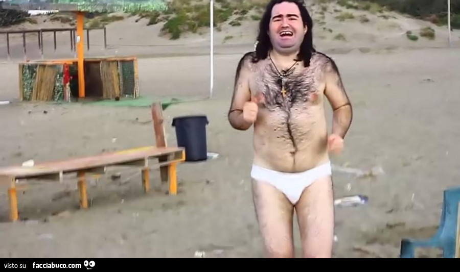 Rosario Muniz in mutande sulla spiaggia