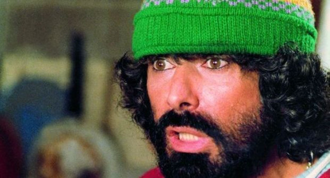 Tomas Millan con cappellino verde di lana