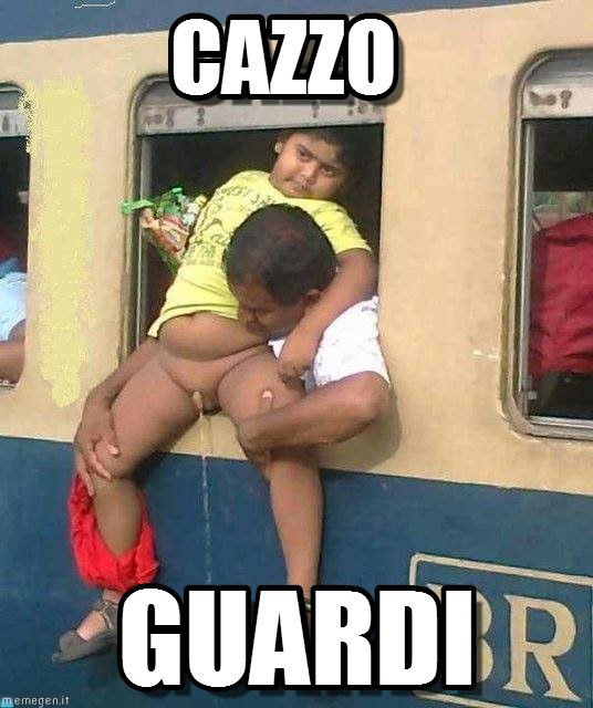 Cazzo guardi. Bimbo fa pipì fuori dal finestrino