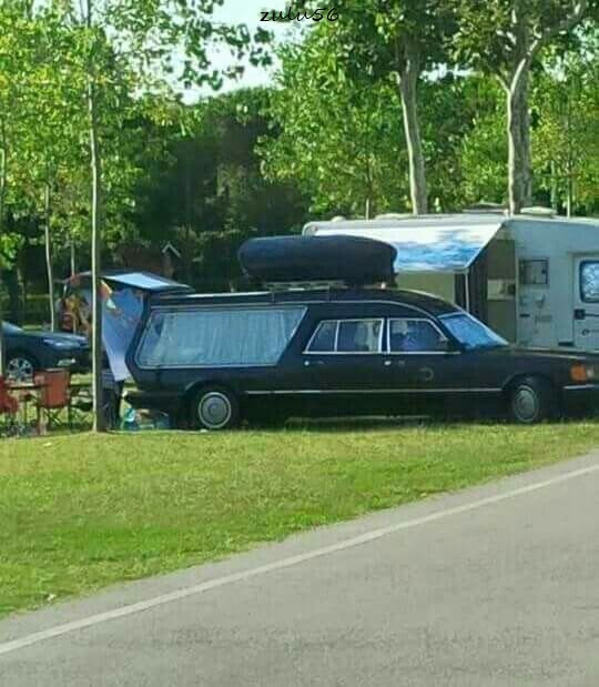 Al campeggio con il carro funebre