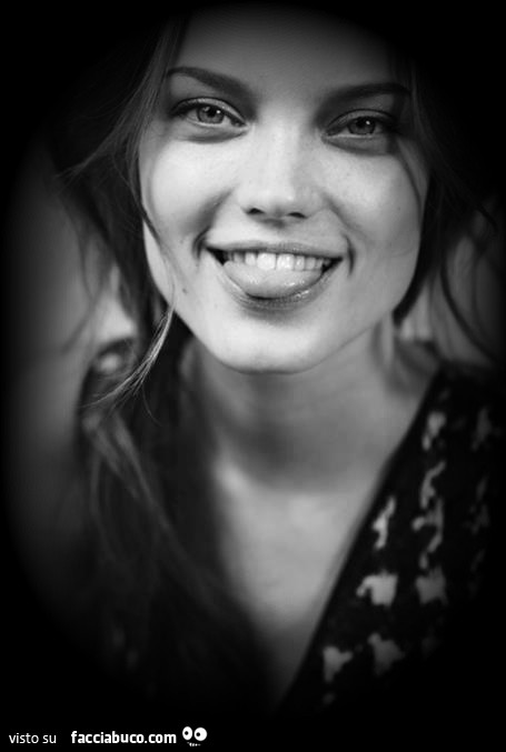Ragazza fa la linguaccia