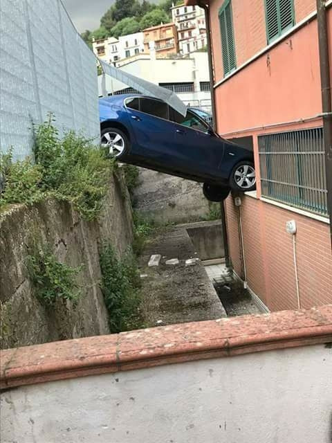 Macchina sfonda griglia di metallo ed entra in una finestra di una casa