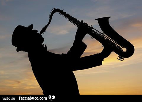 Uomo suona il saxsofono